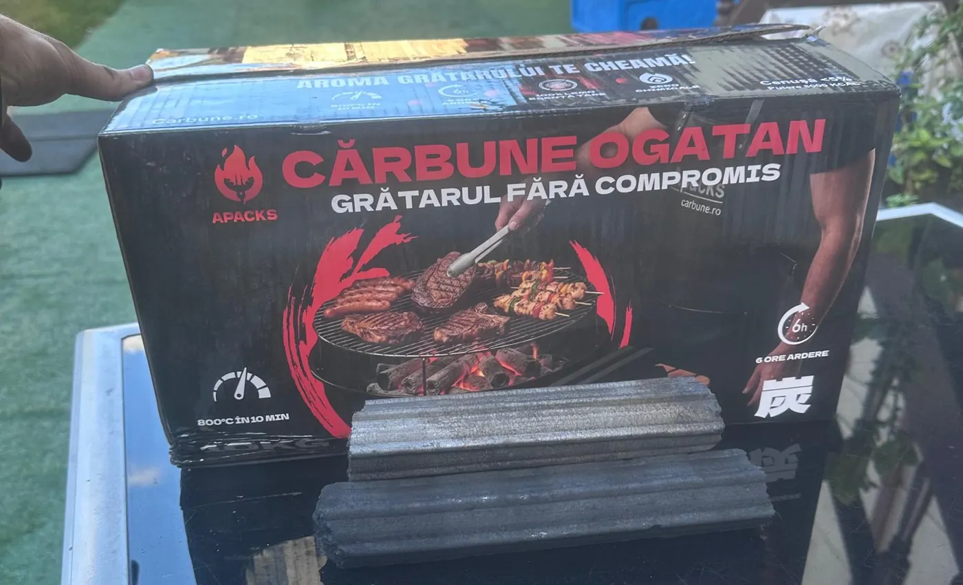 Cutia de 10 kg de cărbuni Ogatan și brichetele hexagonale din ea
