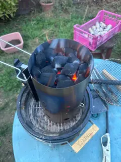 Brichete de cocos aprinse în coșul de aprindere
