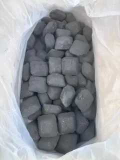 Brichetele de cocos în sacul din cutie