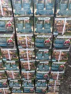 Paletul cu cutii de 3 kg de cocos brichete